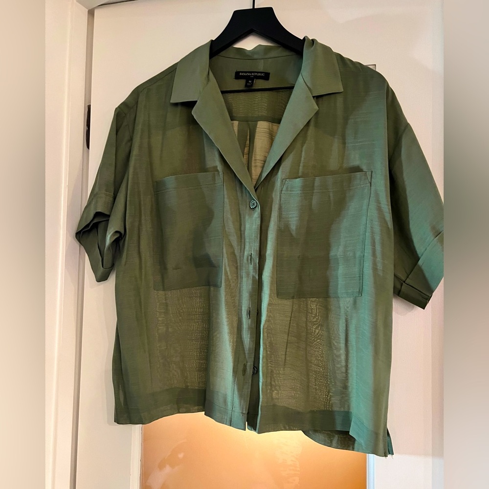 NWOT Banana Republic resort shirt in green